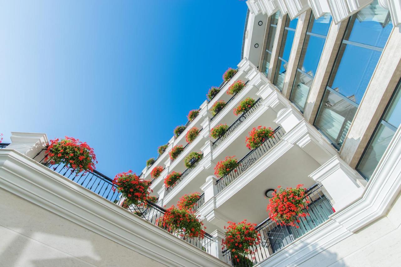 Casa Di Fiore Spa And Medical Hotel, Mineral Pools & Private Beach クラネヴォ エクステリア 写真 The hotel's balconies