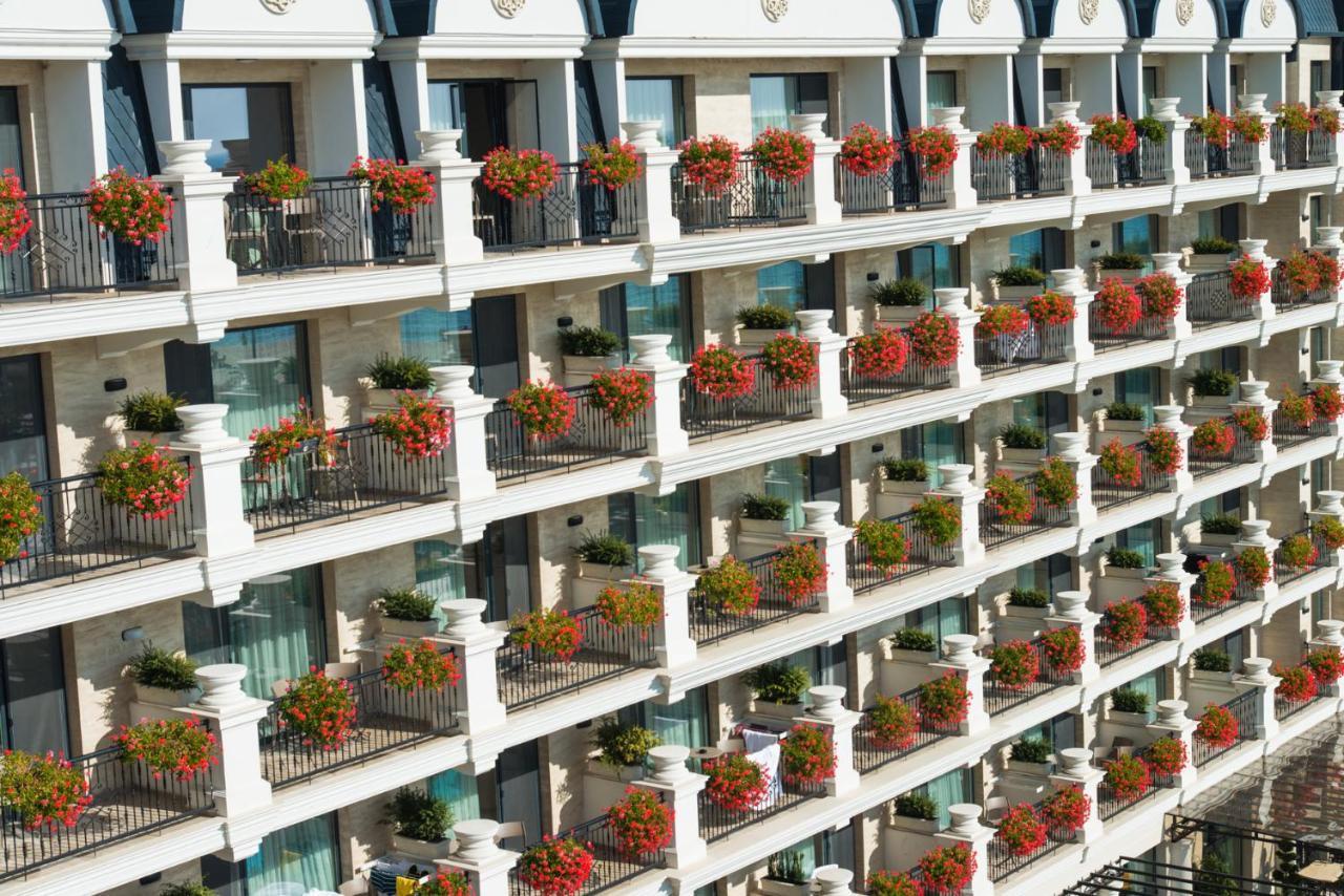 Casa Di Fiore Spa And Medical Hotel, Mineral Pools & Private Beach クラネヴォ エクステリア 写真 Balconies of the hotel
