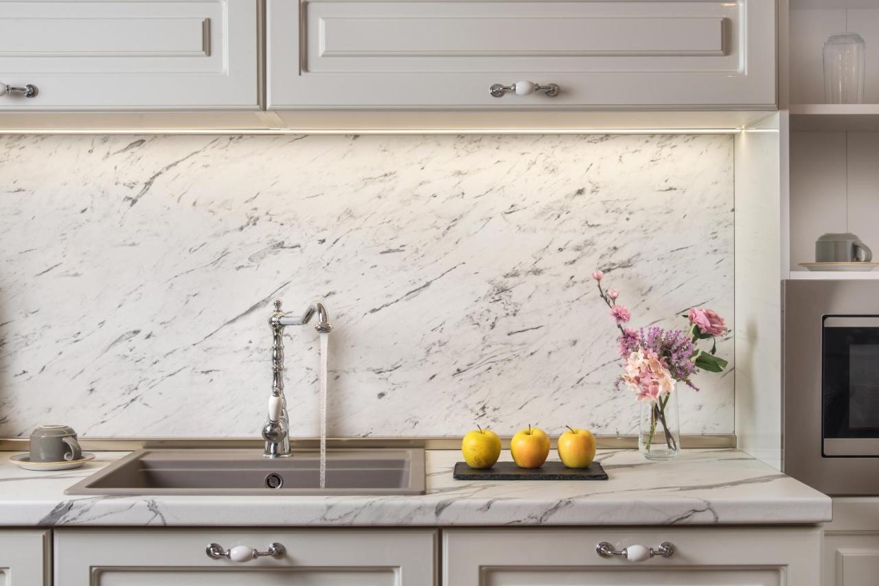 Casa Di Fiore Spa And Medical Hotel, Mineral Pools & Private Beach クラネヴォ エクステリア 写真 A kitchen with a marble countertop