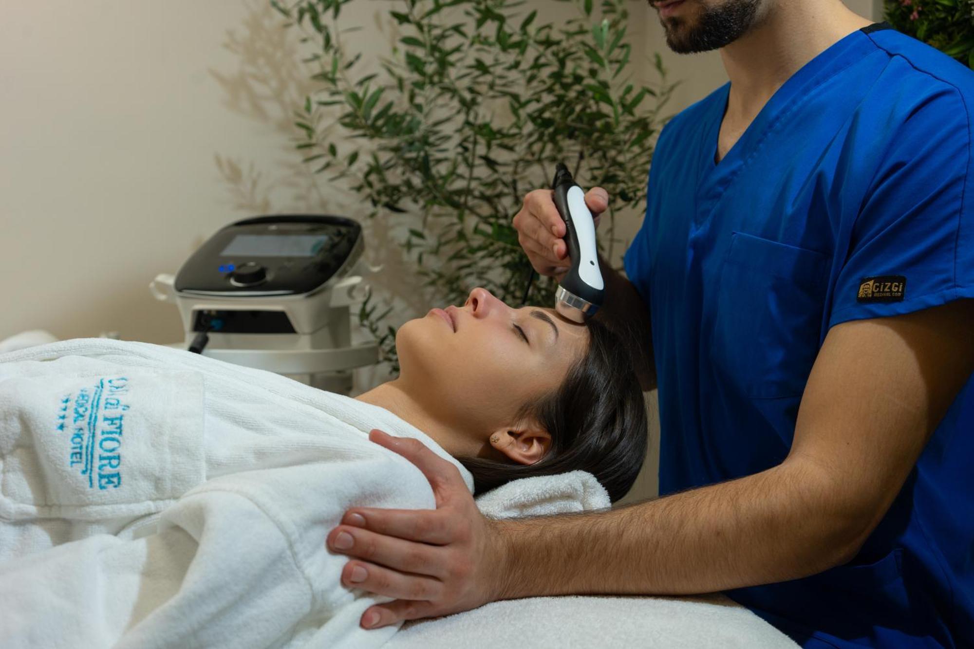 Casa Di Fiore Spa And Medical Hotel, Mineral Pools & Private Beach クラネヴォ エクステリア 写真 A woman receiving a facial treatment