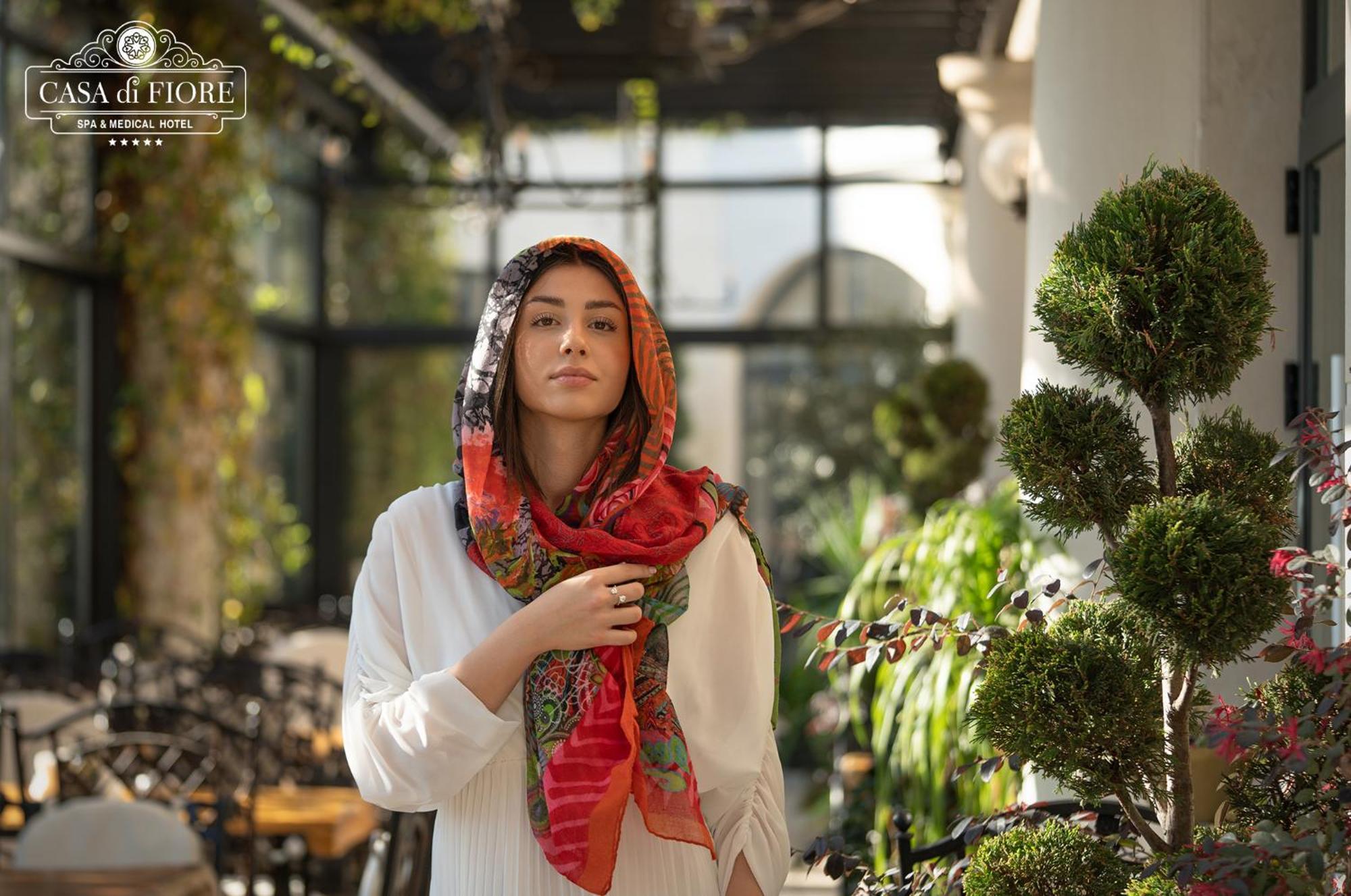 Casa Di Fiore Spa And Medical Hotel, Mineral Pools & Private Beach クラネヴォ エクステリア 写真 A woman wearing a hijab