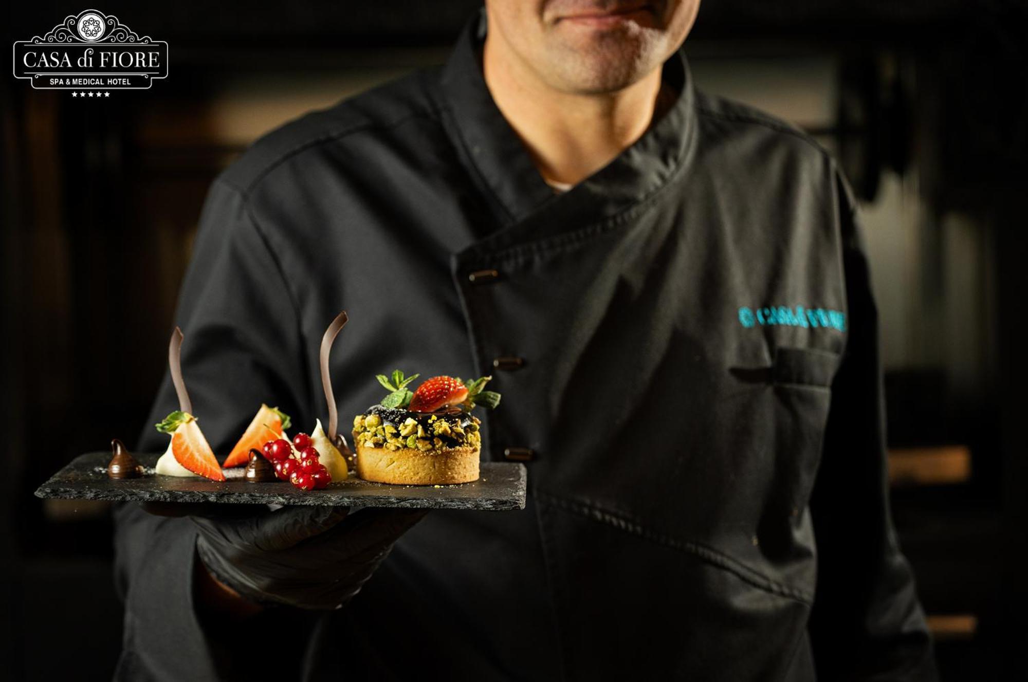 Casa Di Fiore Spa And Medical Hotel, Mineral Pools & Private Beach クラネヴォ エクステリア 写真 Chef with a dessert