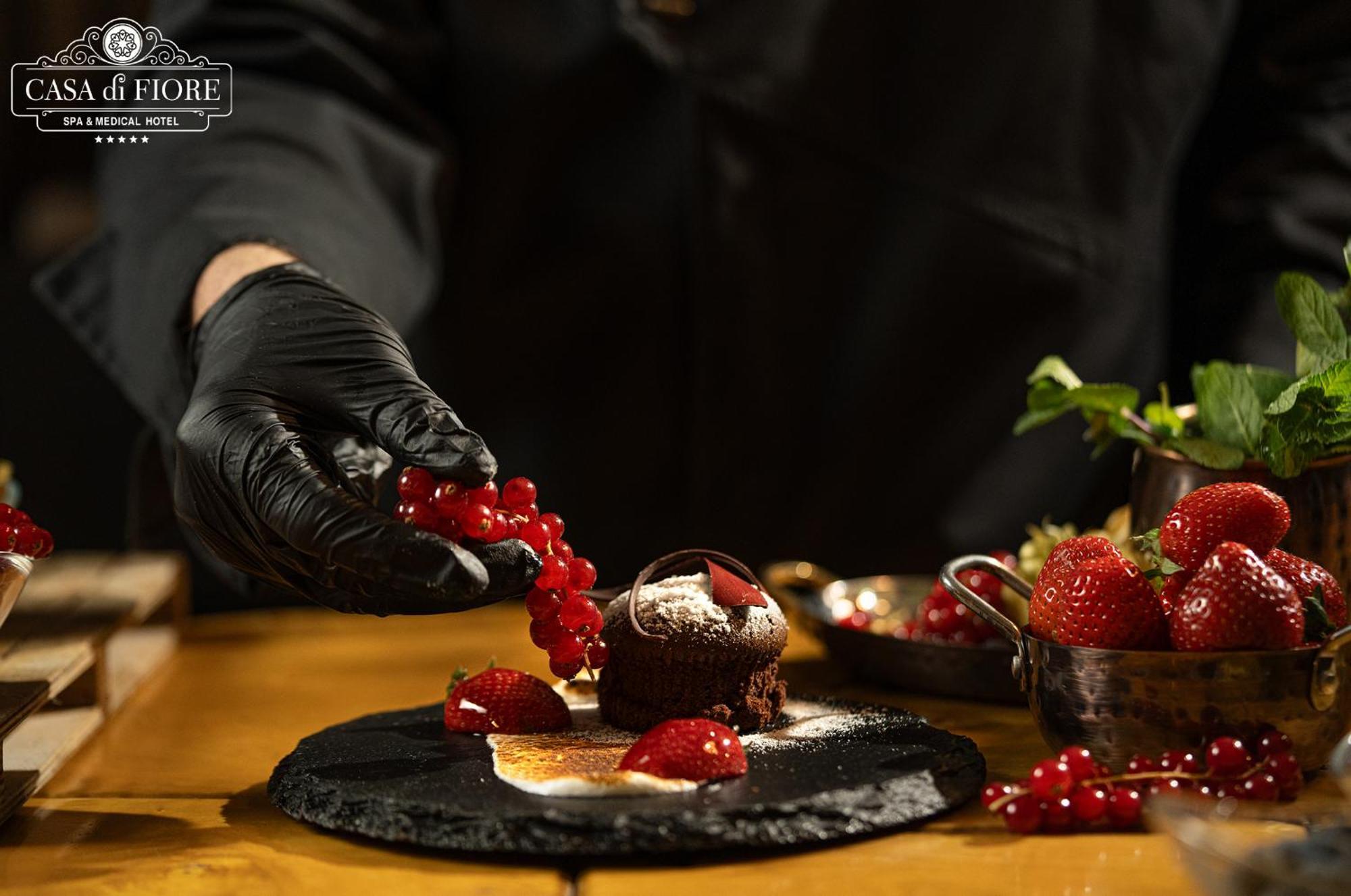 Casa Di Fiore Spa And Medical Hotel, Mineral Pools & Private Beach クラネヴォ エクステリア 写真 A pastry chef preparing a dessert