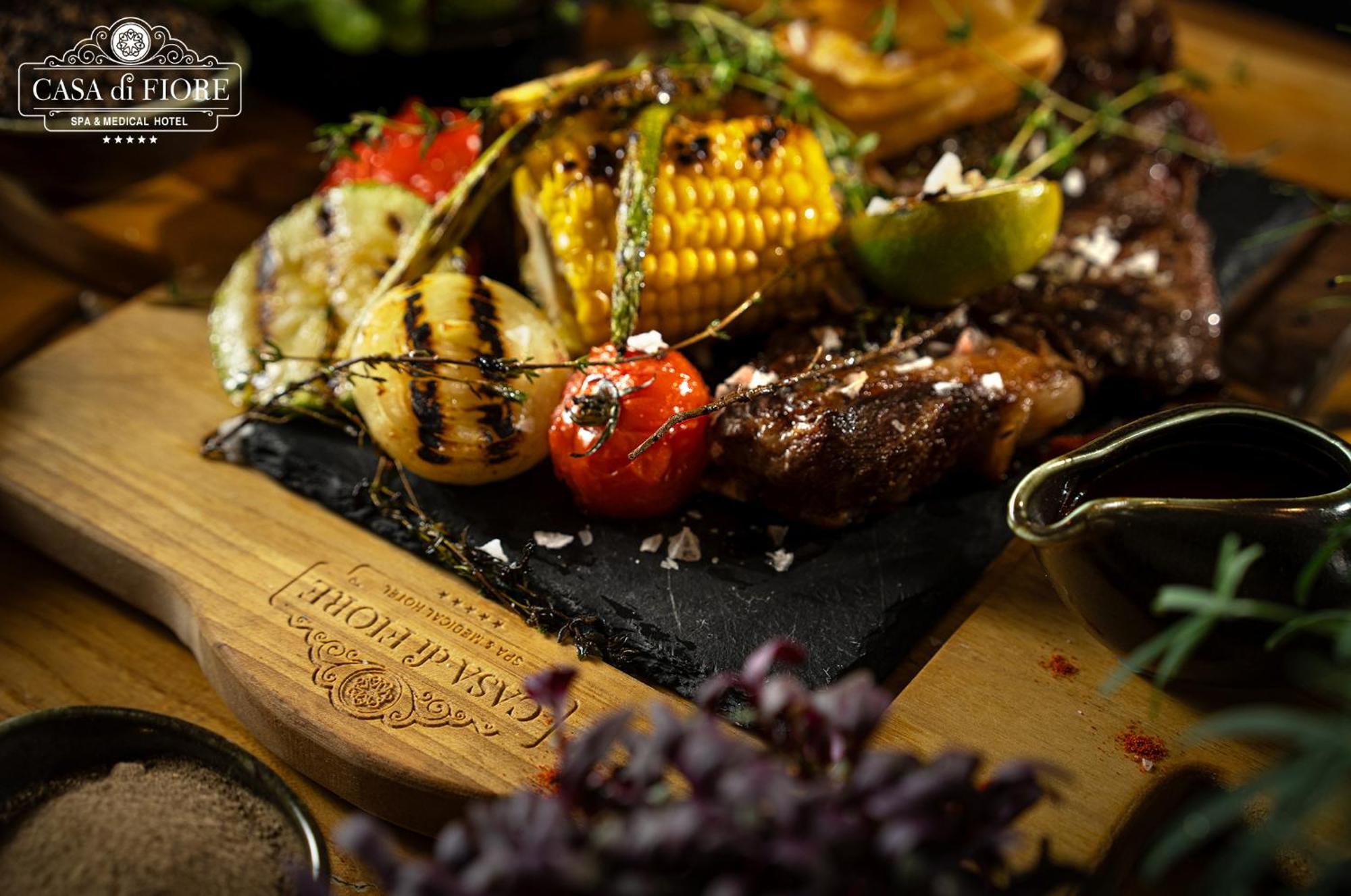 Casa Di Fiore Spa And Medical Hotel, Mineral Pools & Private Beach クラネヴォ エクステリア 写真 A grilled vegetable and meat platter