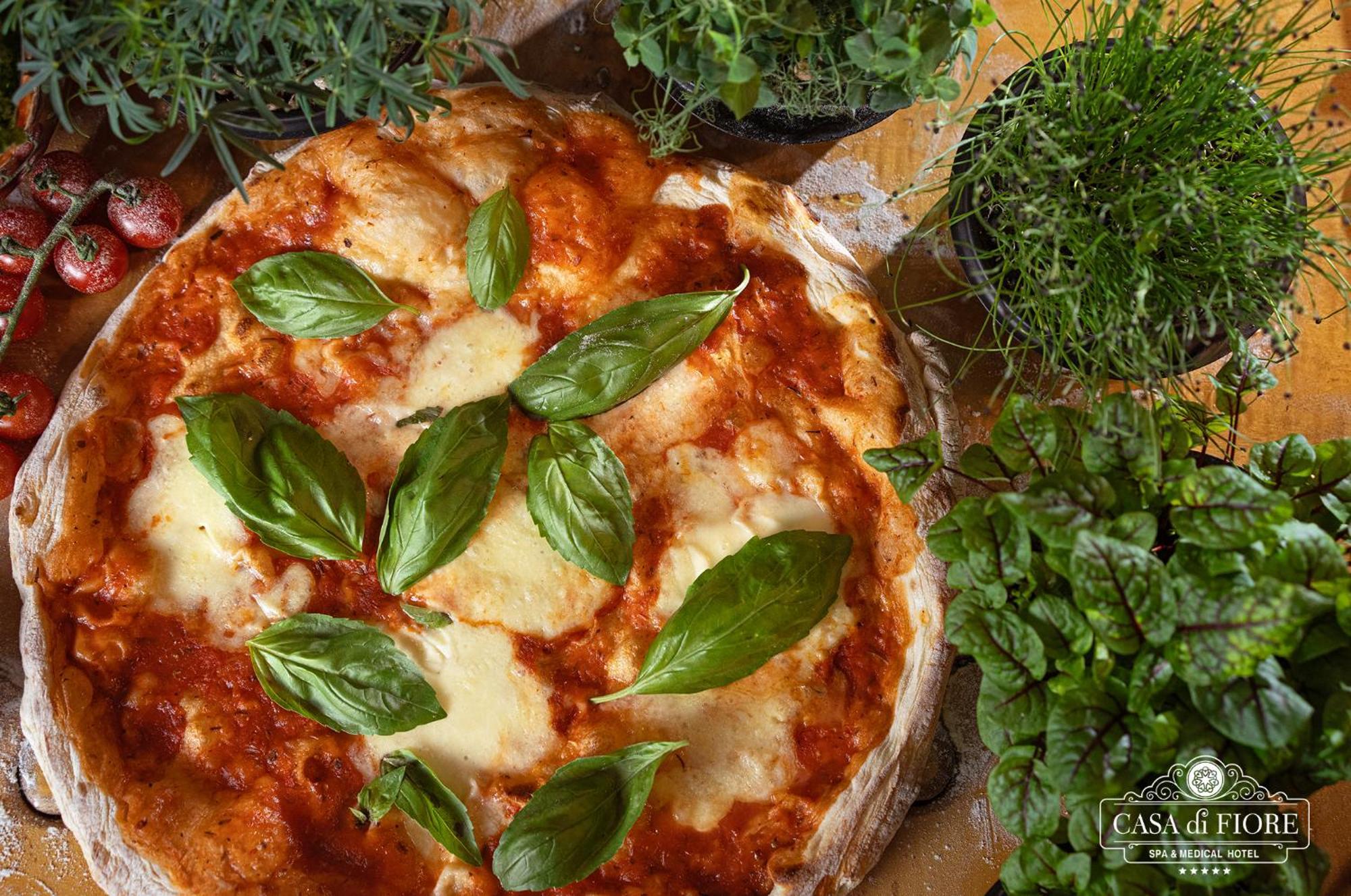 Casa Di Fiore Spa And Medical Hotel, Mineral Pools & Private Beach クラネヴォ エクステリア 写真 Pizza with fresh basil