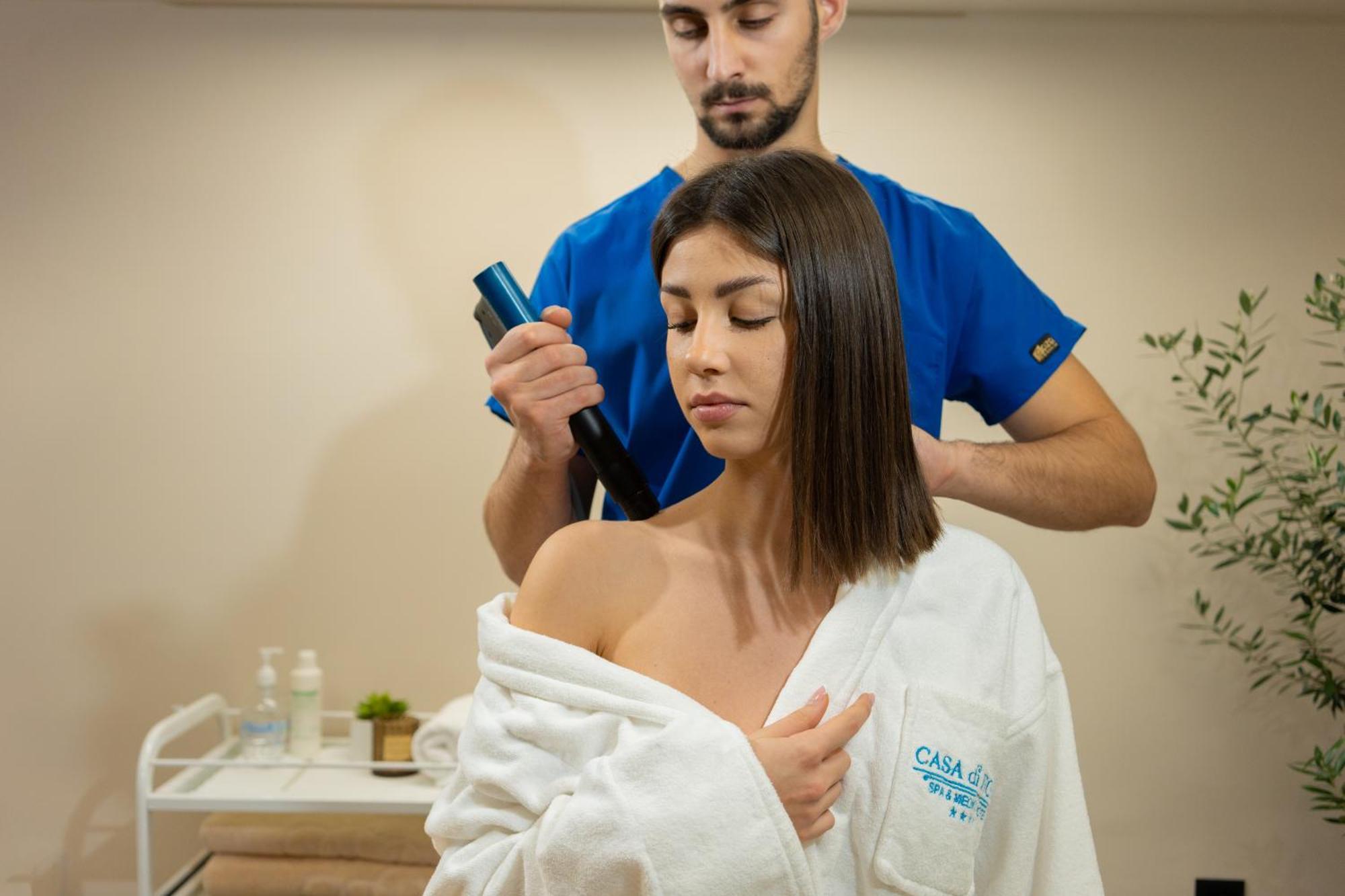 Casa Di Fiore Spa And Medical Hotel, Mineral Pools & Private Beach クラネヴォ エクステリア 写真 A woman receiving a massage