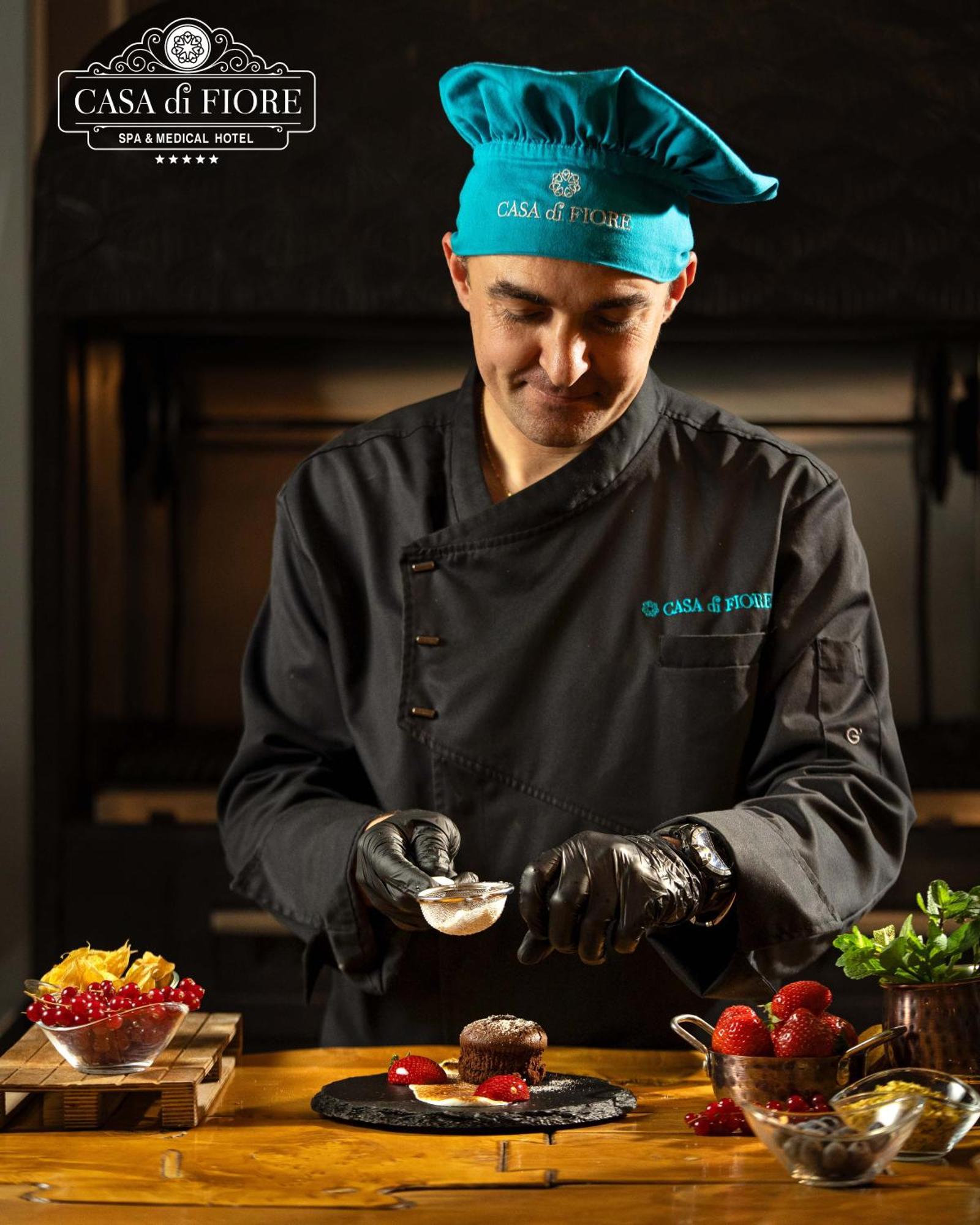 Casa Di Fiore Spa And Medical Hotel, Mineral Pools & Private Beach クラネヴォ エクステリア 写真 A chef preparing food