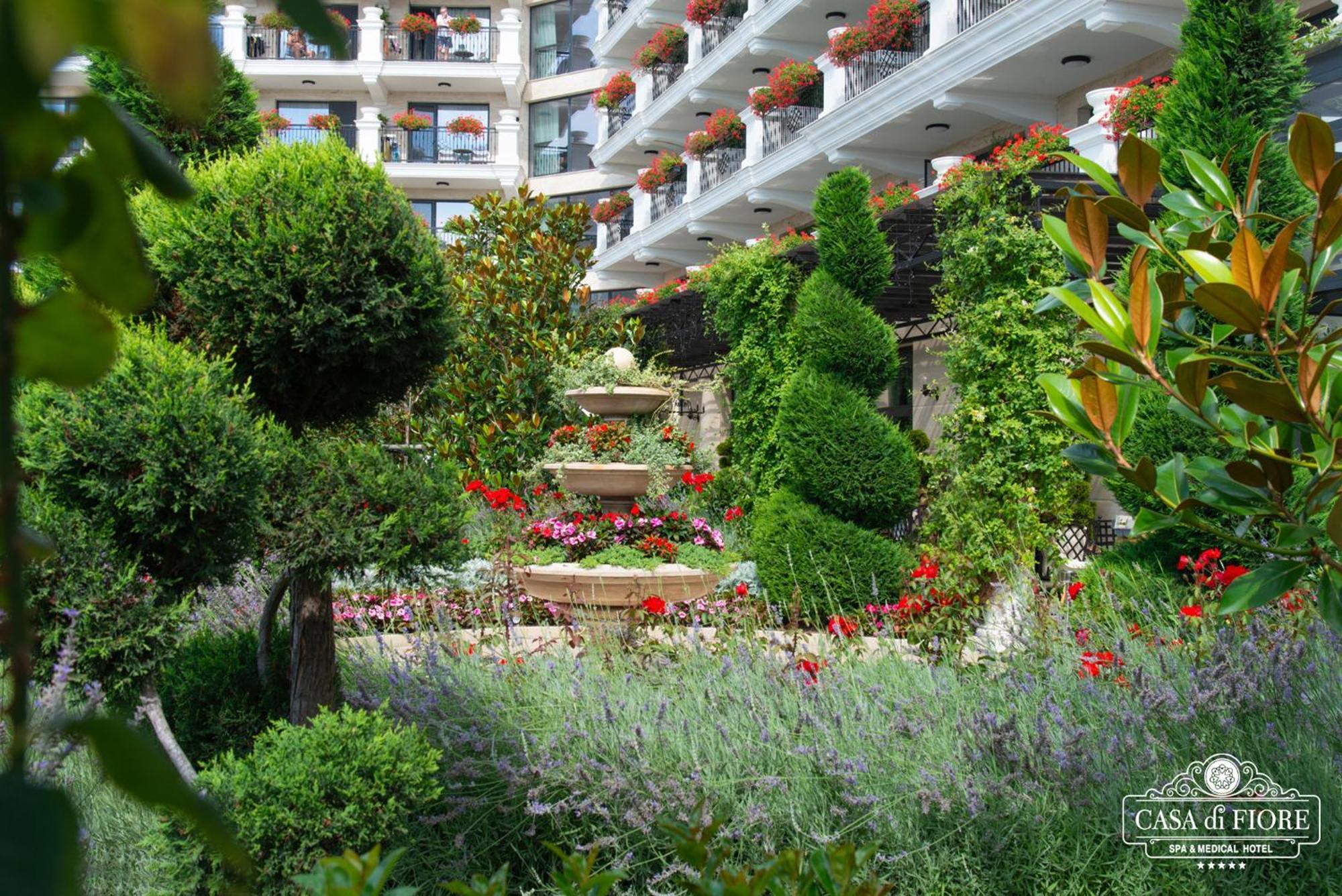 Casa Di Fiore Spa And Medical Hotel, Mineral Pools & Private Beach クラネヴォ エクステリア 写真 Hotel's garden