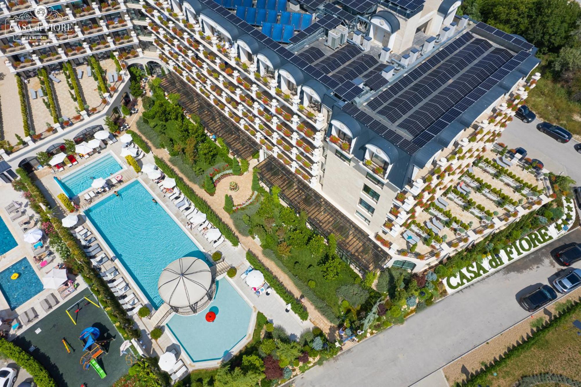 Casa Di Fiore Spa And Medical Hotel, Mineral Pools & Private Beach クラネヴォ エクステリア 写真 Solar panels on a hotel