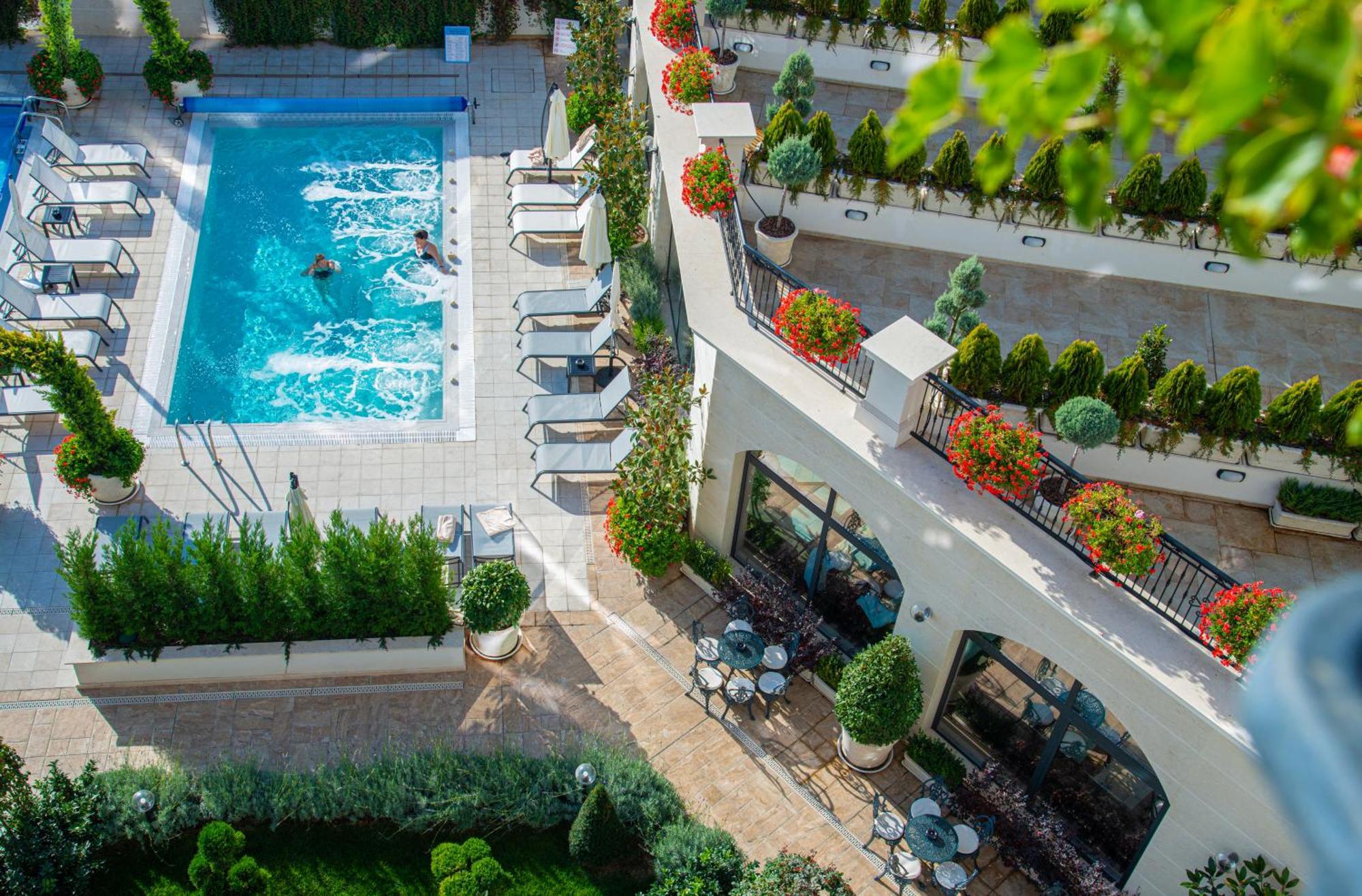 Casa Di Fiore Spa And Medical Hotel, Mineral Pools & Private Beach クラネヴォ エクステリア 写真 The pool at the hotel