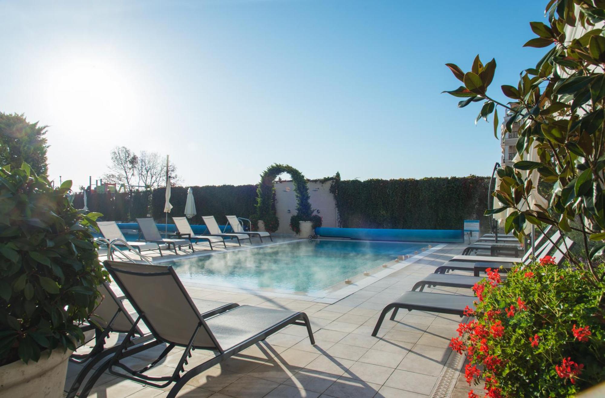 Casa Di Fiore Spa And Medical Hotel, Mineral Pools & Private Beach クラネヴォ エクステリア 写真 The pool at the hotel